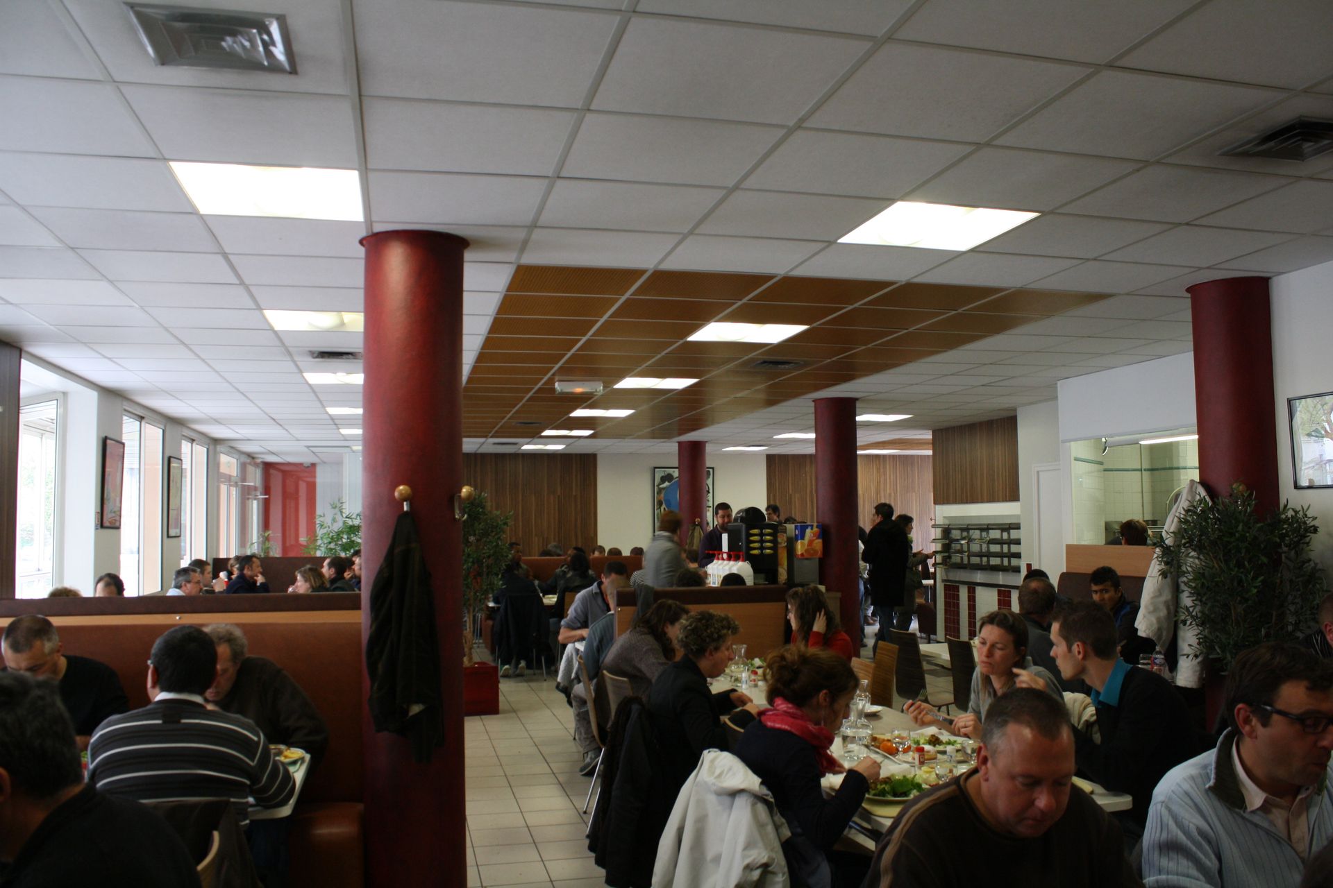 Salle déjeuner avec résidents à table
